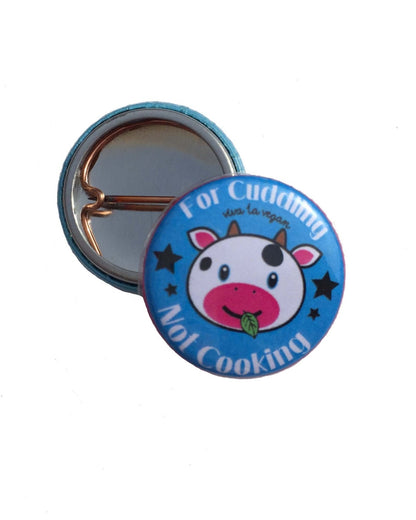 25 mm Statement Badge: Cows are for cuddling